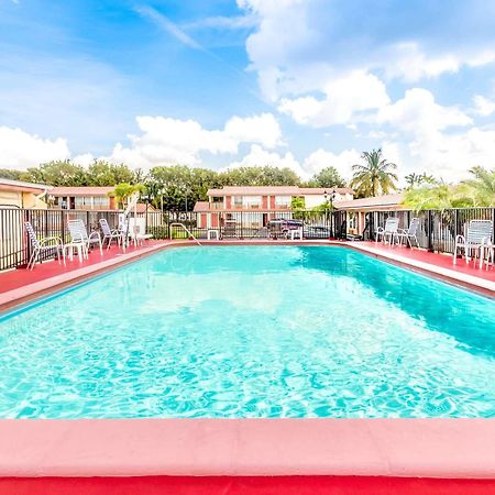 Econo Lodge Inn & Suites Florida City Exteriér fotografie